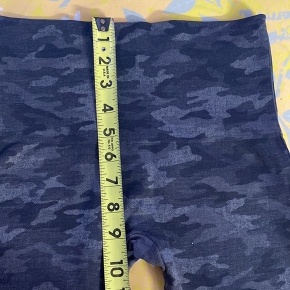 SPANX Look At Me Now Leggings Gray Black Camo sz Medium - Picture 12 of 13